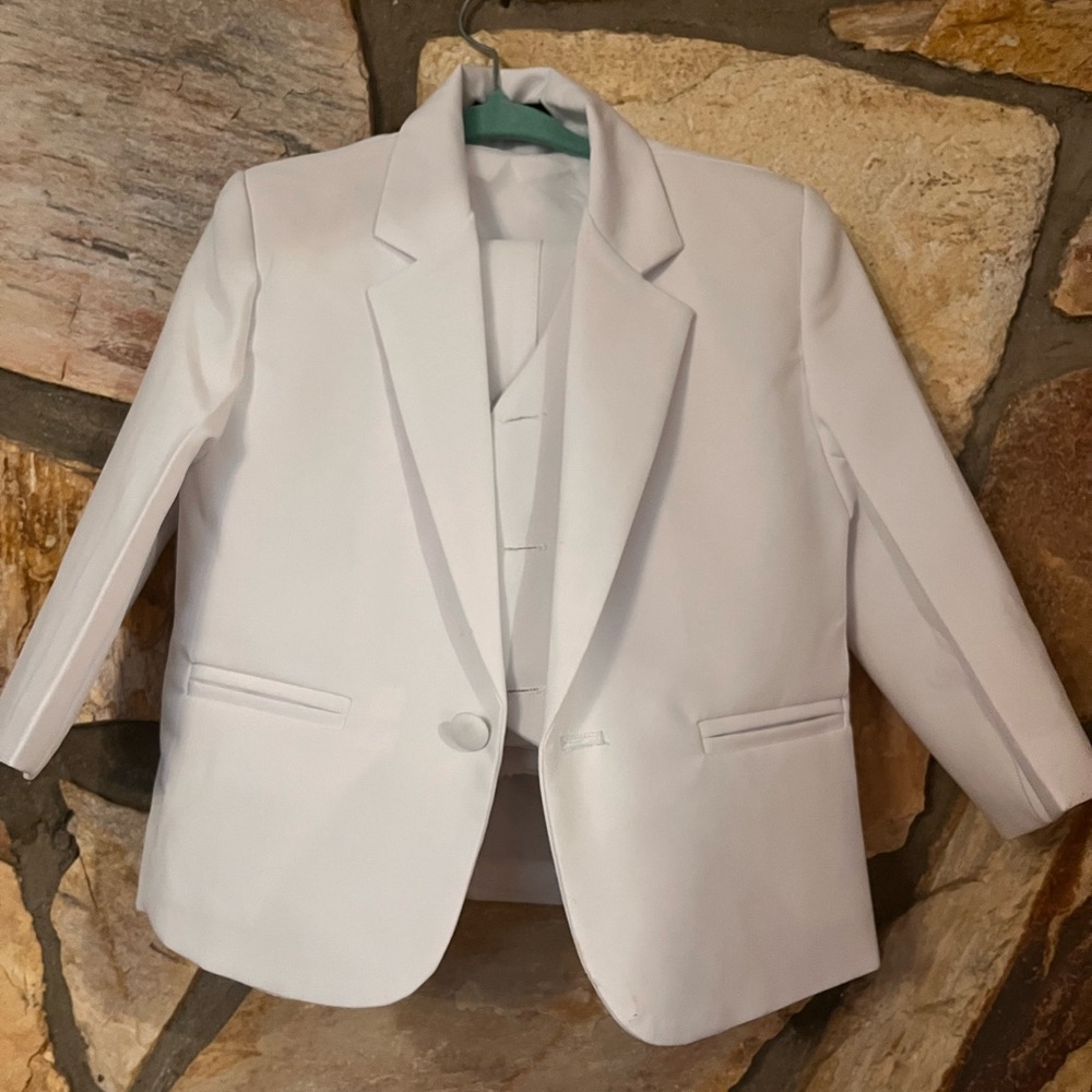 Boys white  suit size 3t